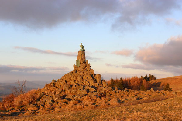 19. Malerische Wolken überm Fliegerdenkmal 