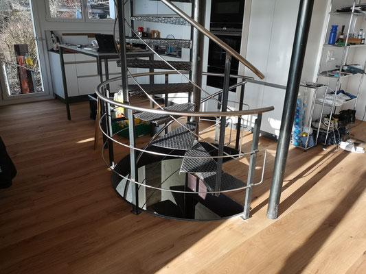 metallisch 4 - Treppe, Spindeltreppe Riffelstahlblech-Stufen Tritte Wangentreppe, 