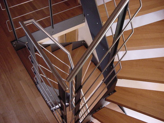 metallisch 24 Wangen Treppe mit Holzstufen