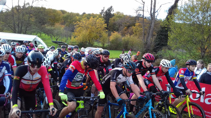 Départ course junior senior vétéran Championnat Alsace FSGT de Cuclo-cross à Wattwiller