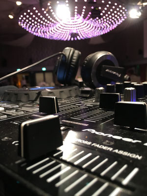 Nahaufnahme eines DJ-Controllers mit Kopfhörern – professionelles Mixing für Hochzeiten, Firmenfeiern und Geburtstage. Im PARKS Nürnberg