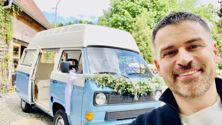 DJ Michael Baumgartner vor dem VW-Bus am Scherauer Hof in Leinburg – unterwegs zu Hochzeit oder Event.