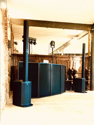 DJ-Setup mit Lautsprechern und DJ-Pult bei einer Hochzeitsfeier auf Schloss Eyrichshof.