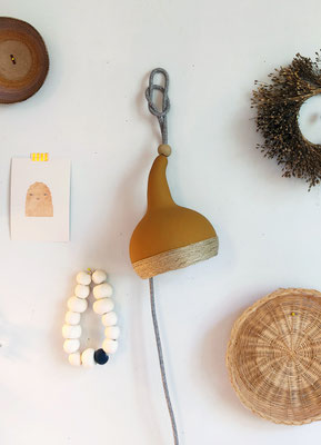 lampe-lampe+poetique-lampe+baladeuse-suspension-createur-francais-fabrication-francaise-made-in-france-sarah+morin-design-luminaire-couleur-artisanat-decoration+wabisabi