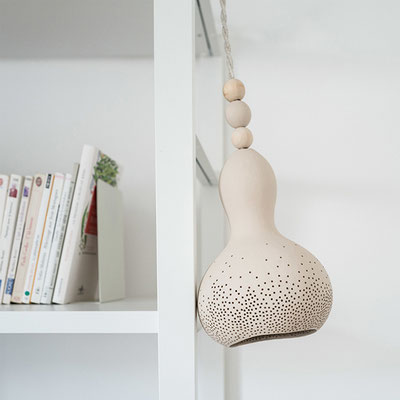 LAMPE+rose-lampe=rayure-lampe=multicolore-suspension-luminaire-lustre+design-sarah+morin-peintures+ressources-fabrication+francaise-compiègne-hautS+DE+FRANCE-design-lampe+ecologique-calebasse-lampe+calebasse