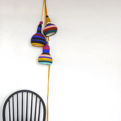 LAMPE+BALADEUSE-suspension-lampe-fabrication+francaise-lumainaire-lampe+design-sarah+morin-calebasse-suspension+multiple-lampe+creative-luminaire+couleur-maison+creative-lampe+designer-Lampe+écologique-peintures+ressources