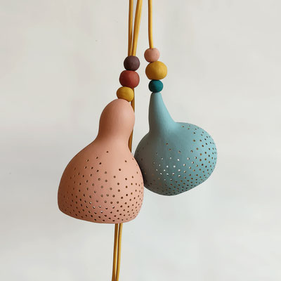 LAMPE+rose-lampe=rayure-lampe=multicolore-suspension-luminaire-lustre+design-sarah+morin-peintures+ressources-fabrication+francaise-compiègne-hautS+DE+FRANCE-design-lampe+ecologique-calebasse-lampe+calebasse