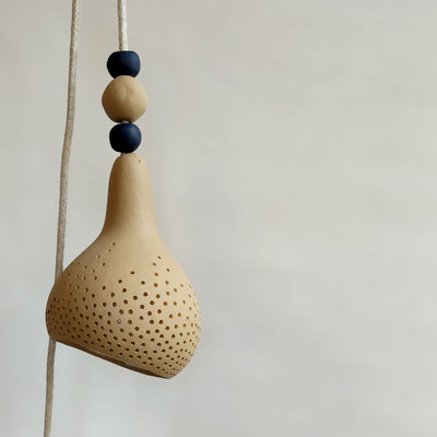 LAMPE+rose-lampe=rayure-lampe=multicolore-suspension-luminaire-lustre+design-sarah+morin-peintures+ressources-fabrication+francaise-compiègne-hautS+DE+FRANCE-design-lampe+ecologique-calebasse-lampe+calebasse