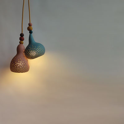 LAMPE+rose-lampe=rayure-lampe=multicolore-suspension-luminaire-lustre+design-sarah+morin-peintures+ressources-fabrication+francaise-compiègne-hautS+DE+FRANCE-design-lampe+ecologique-calebasse-lampe+calebasse