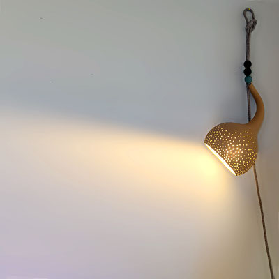 LAMPE+rose-lampe=rayure-lampe=multicolore-suspension-luminaire-lustre+design-sarah+morin-peintures+ressources-fabrication+francaise-compiègne-hautS+DE+FRANCE-design-lampe+ecologique-calebasse-lampe+calebasse