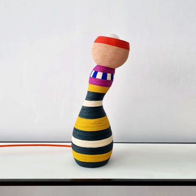lampe à poser Movida ! lampe de table réalisées aves des gourdes calebasses cultivées en france puis mises en couleurs, pièces uniques nuléroté, design d'exception