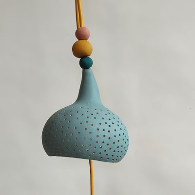 LAMPE+rose-lampe=rayure-lampe=multicolore-suspension-luminaire-lustre+design-sarah+morin-peintures+ressources-fabrication+francaise-compiègne-hautS+DE+FRANCE-design-lampe+ecologique-calebasse-lampe+calebasse