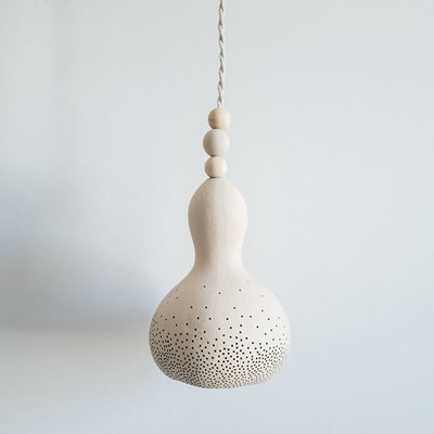 LAMPE+rose-lampe=rayure-lampe=multicolore-suspension-luminaire-lustre+design-sarah+morin-peintures+ressources-fabrication+francaise-compiègne-hautS+DE+FRANCE-design-lampe+ecologique-calebasse-lampe+calebasse