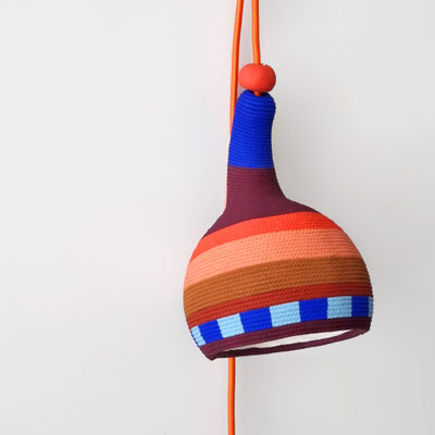 une collection de lampe baladeuses et de suspensions reélisées à partir de courges calebasses cultivées en france, fabrication artisanale de pièces uniques et lumineuses multicolore pour un esprit optimiste et graphique qui dynamisera vos interieurs