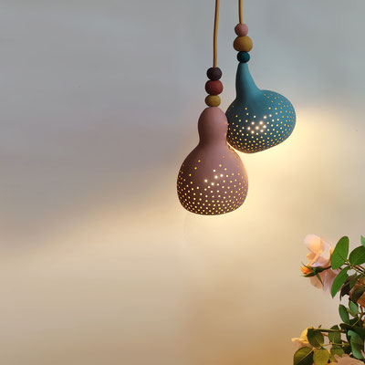 LAMPE+rose-lampe=rayure-lampe=multicolore-suspension-luminaire-lustre+design-sarah+morin-peintures+ressources-fabrication+francaise-compiègne-hautS+DE+FRANCE-design-lampe+ecologique-calebasse-lampe+calebasse