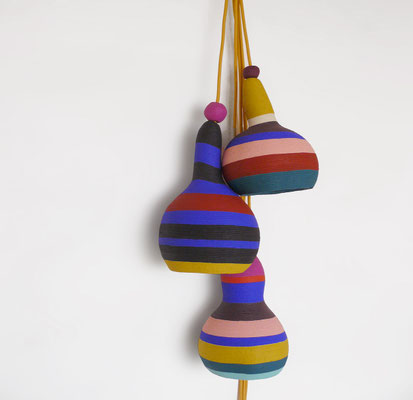 LAMPE+BALADEUSE-suspension-lampe-fabrication+francaise-lumainaire-lampe+design-sarah+morin-calebasse-suspension+multiple-lampe+creative-luminaire+couleur-maison+creative-lampe+designer-Lampe+écologique-peintures+ressources
