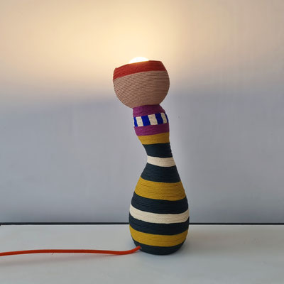 lampe à poser Movida ! lampe de table réalisées aves des gourdes calebasses cultivées en france puis mises en couleurs, pièces uniques nuléroté, design d'exception