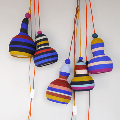 LAMPE+BALADEUSE-suspension-lampe-fabrication+francaise-lumainaire-lampe+design-sarah+morin-calebasse-suspension+multiple-lampe+creative-luminaire+couleur-maison+creative-lampe+designer-Lampe+écologique-peintures+ressources