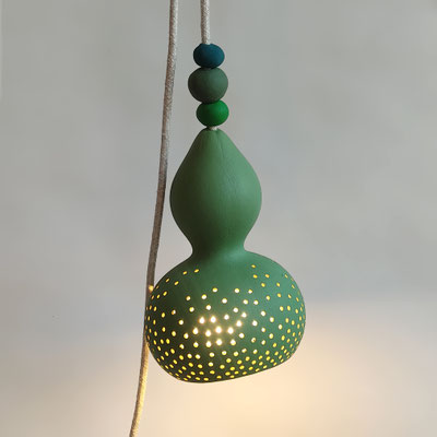 LAMPE+rose-lampe=rayure-lampe=multicolore-suspension-luminaire-lustre+design-sarah+morin-peintures+ressources-fabrication+francaise-compiègne-hautS+DE+FRANCE-design-lampe+ecologique-calebasse-lampe+calebasse