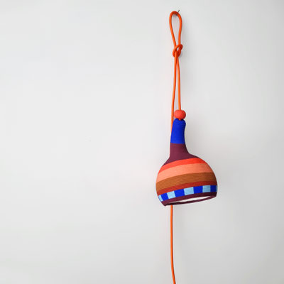 Lámpara colgante portátil de diseño francés, fabricada en Francia por Sarah Morin, diseño, iluminación, color artesanía.