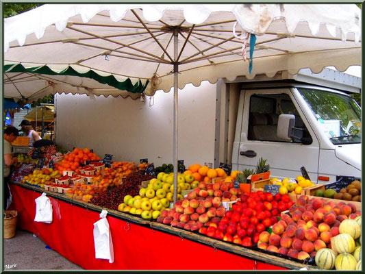 Marché de Provence, jeudi matin à Maussane-Les-Alpilles (13), étal de fruits