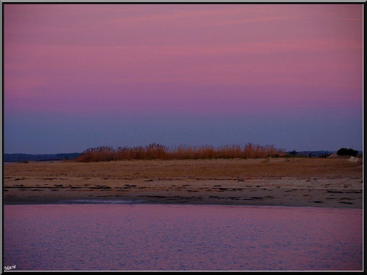 Chenal d'entrée au port au soleil couchant