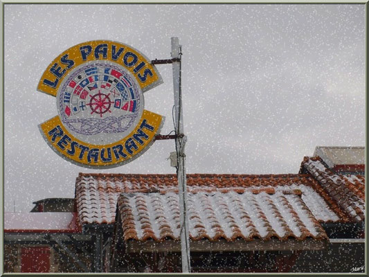 Enseigne commerciale sur le port sous la neige