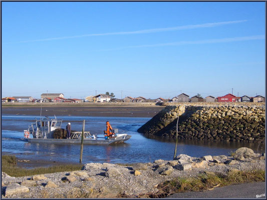 Bateau chaland rentrant au port 