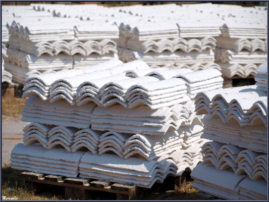 Tuiles chaulées sur le quai de "La Cabane à Ludo" au Port du Canal à Gujan-Mestras (Bassin d'Arcachon)