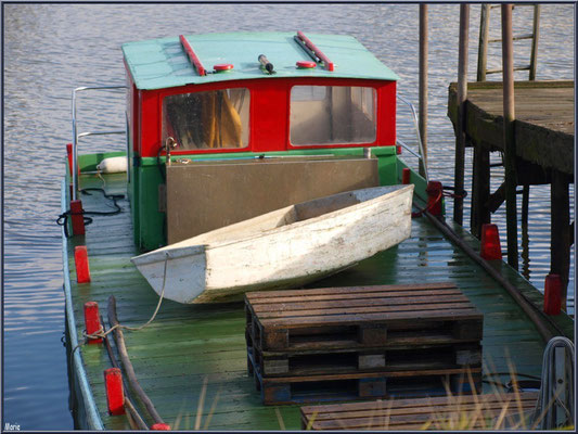 Bateau chaland à quai et son canot au port ostréicole de La Teste de Buch (Bassin d'Arcachon)