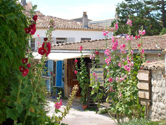 Ruelle et boutique à Talmont-sur-Gironde (Charente-Maritime) 