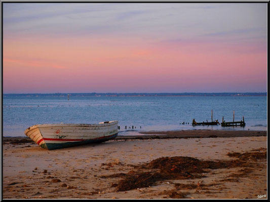 Barque abandonnée sur la plage du Canal, au soleil couchant en décembre 