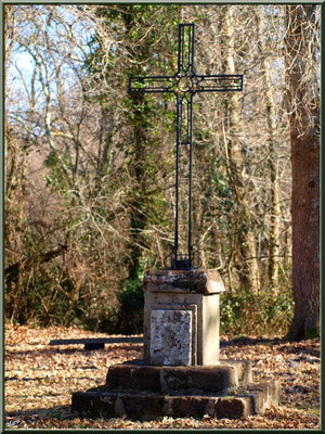 Eglise St Michel du Vieux Lugo à Lugos (Gironde) : croix dans la clairière