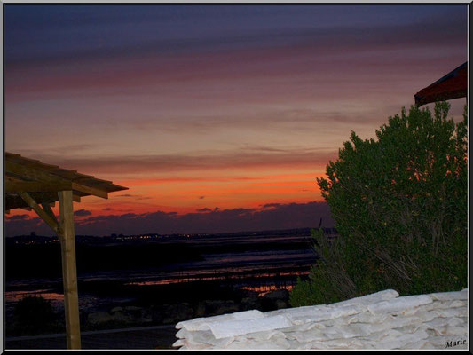 Coucher de soleil entre les cabanes, en juillet