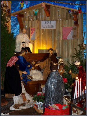 Crèche en l'église Saint Maurice de Gujan-Mestras, Bassin d'Arcachon (33) - 2014 : décor forêt et cabane de résinier