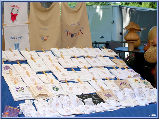 Marché de Provence un vendredi matin à Lourmarin, Lubéron (84), étal linge de table et lavandières