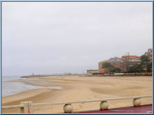 Arcachon, "Ville d'Eté", la plage du côté de la jetée d'Eyrac, en fond l'ancre de l'entrée du Port d'Arcachon (photo prise en février)