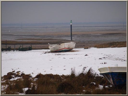 Canot sur la plage en habit neigeux (février 2012)