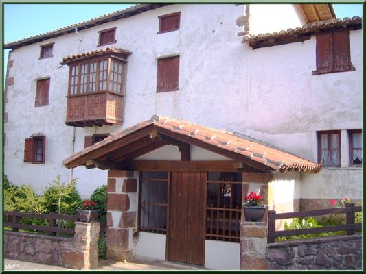 Chapelle votive au détour d'une ruelle à Zugarramurdi (Pays Basque espagnol)