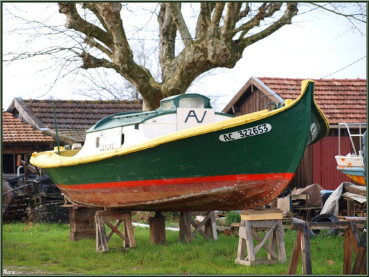 Pinasse en cale sèche, à vendre, au port ostréicole de La Teste de Buch (Bassin d'Arcachon)