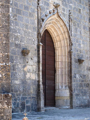 L'église Sainte Radegonde à Talmont-sur-Gironde : porte d'entrée de côté (Charente-Maritime)