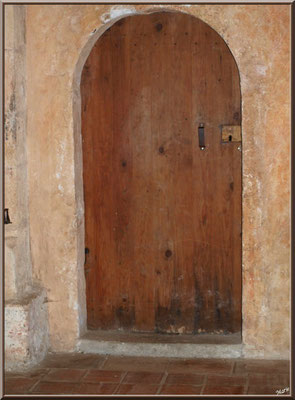 Eglise St Michel du Vieux Lugo à Lugos (Gironde) : porte intérieure à côté du choeur