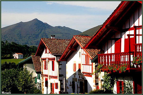  Ruelle et maisons basques avec La Rhune en toile de fond à Sare (Pays Basque français)