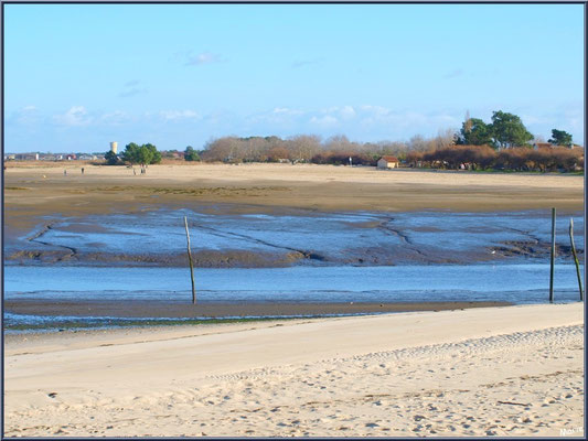 Chenal d'entrée au port et la plage (à marée basse)