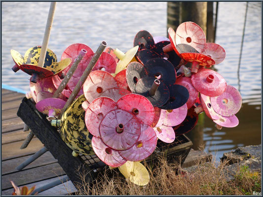 Anciens tubes collecteurs d'huîtres devenus des fleurs, en guise de déco, au port ostréicole de La Teste de Buch (Bassin d'Arcachon)