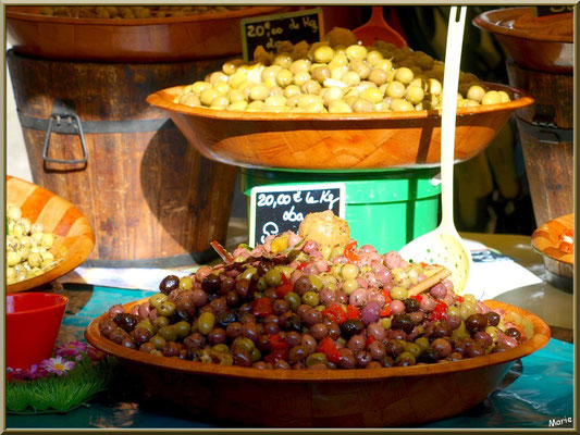 Marché de Provence, lundi matin à Bédoin, Haut Vaucluse (84), étal d'olives