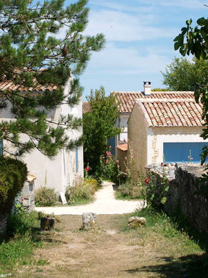 Ruelle et maisons à Talmont-sur-Gironde (Charente-Maritime) 