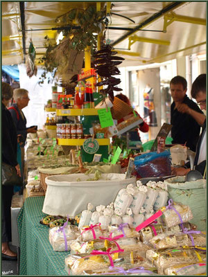 Marché de Provence, mardi matin à Vaison-la-Romaine, Haut Vaucluse (84), étal de produits régionaux