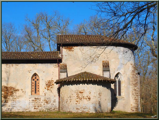 Eglise St Michel du Vieux Lugo à Lugos (Gironde) : façade Sud et le choeur à droite 