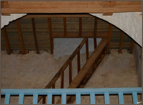 Eglise St Michel du Vieux Lugo à Lugos (Gironde) : le balcon et l'escalier menant au clocher